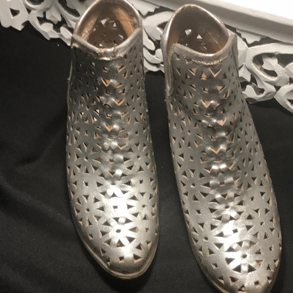 MUSSE&CLOUD SILVER LEATHER BOOTIE SIZE 6